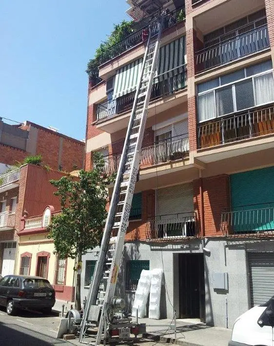 Elevador de muebles por fachada de Mudanza BCN en un edificio de Barcelona