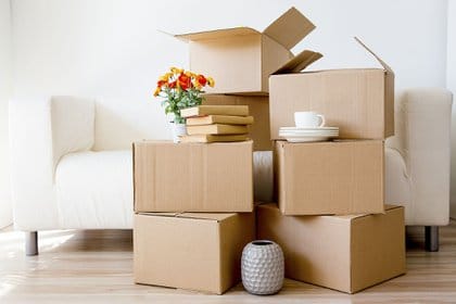 Equipo de mudanzas manipulando muebles voluminosos con herramientas adecuadas