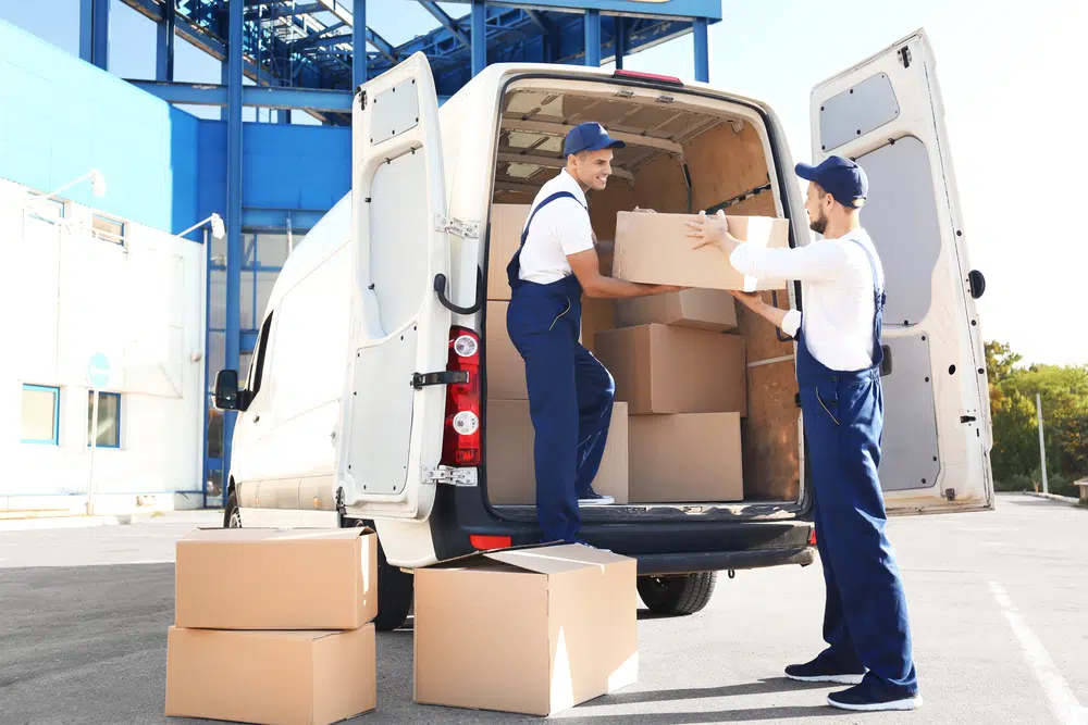 Equipo de Mudanza BCN cargando cajas en una furgoneta de alquiler para portes en Barcelona
