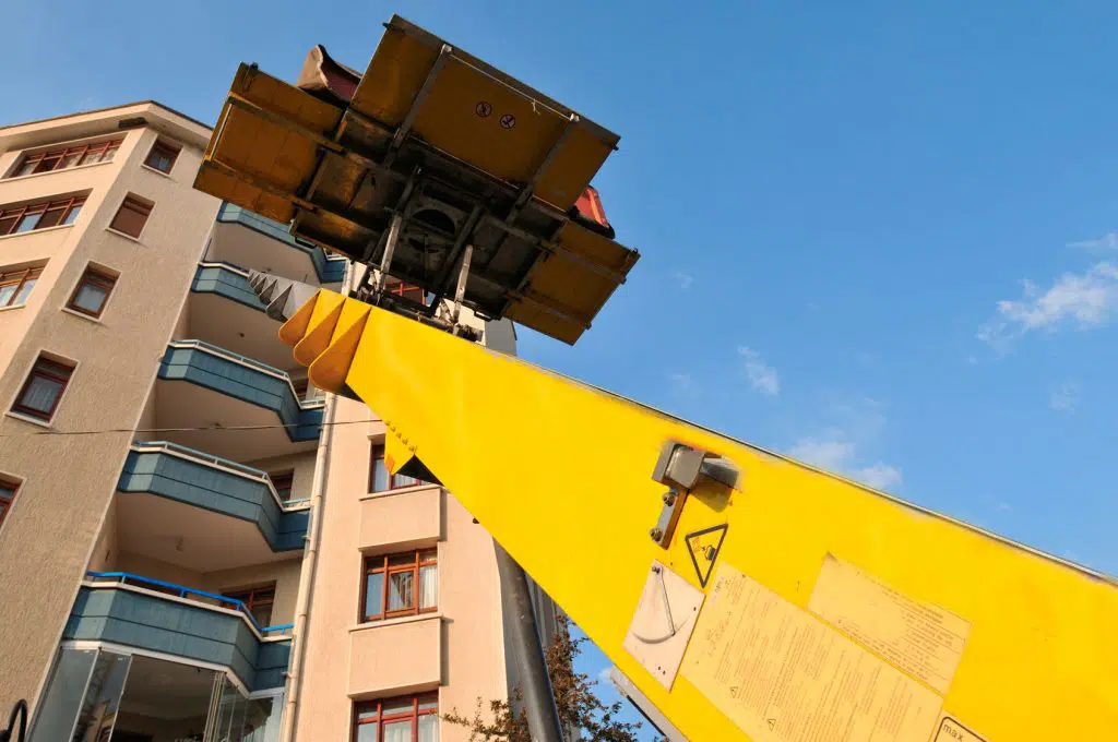 Plataforma elevadora de Mudanza BCN subiendo muebles por fachada en Barcelona