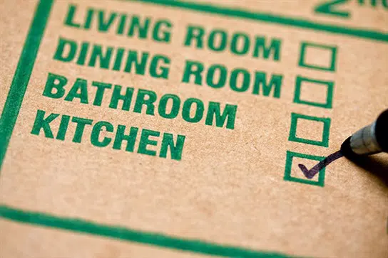 Organización de cajas por habitación para una mudanza en Barcelona